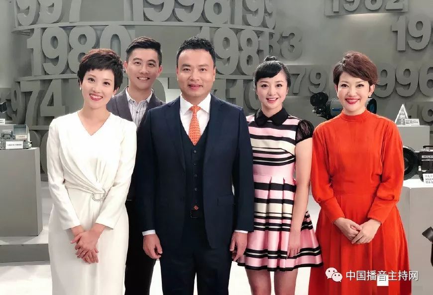 央视主持人历史追溯，早期合影背后的时代印记与故事