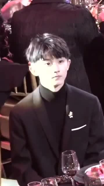 马嘉祺引领时尚潮流，早期穿搭启示录